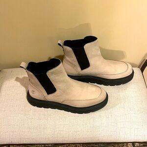 Timberland Ray City Chelsea Boots
Size 8 In Light Taupe, size 9